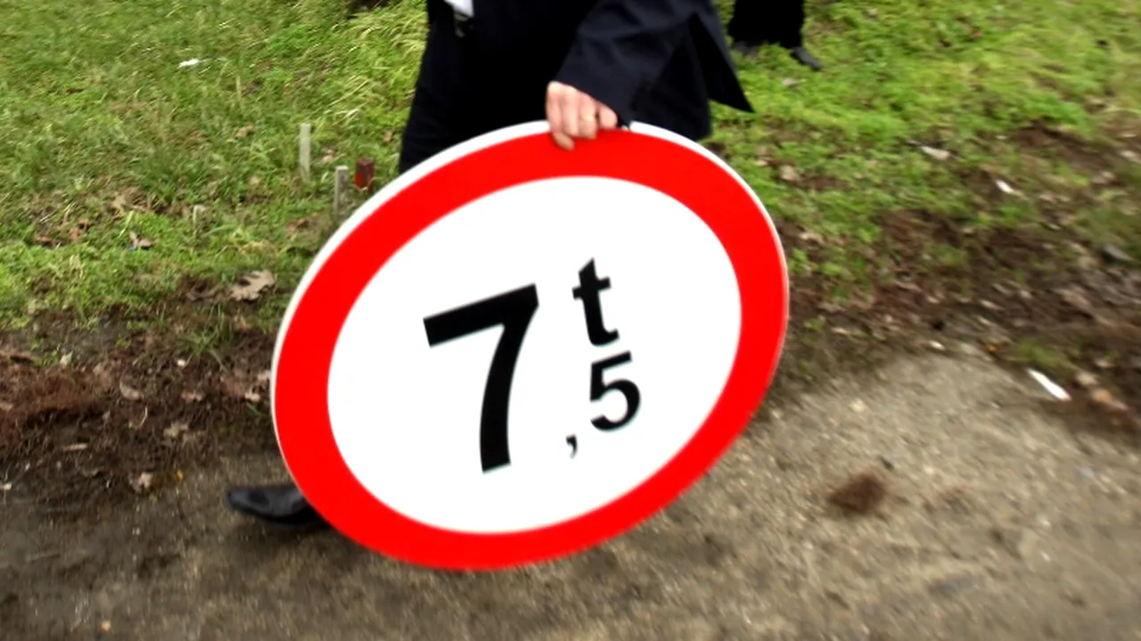 SE ÎNTÂMPLĂ ÎN ROMÂNIA. Stâlpi montați pentru indicatoare rutiere pe DN 29 Suceava - Botoșani, furați cu beton cu tot