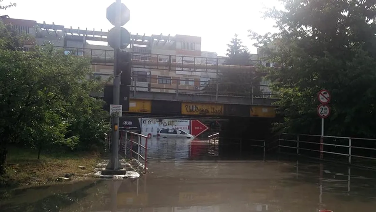 O rupere de nori a paralizat orașul Iași. Străzile, sub ape. GALERIE FOTO incredibilă