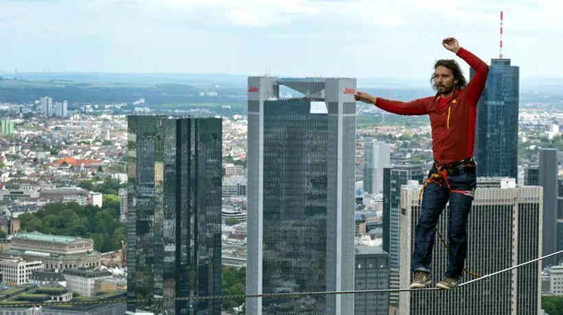 Nou record mondial pentru traversare la înălțime, pe un turn din Frankfurt