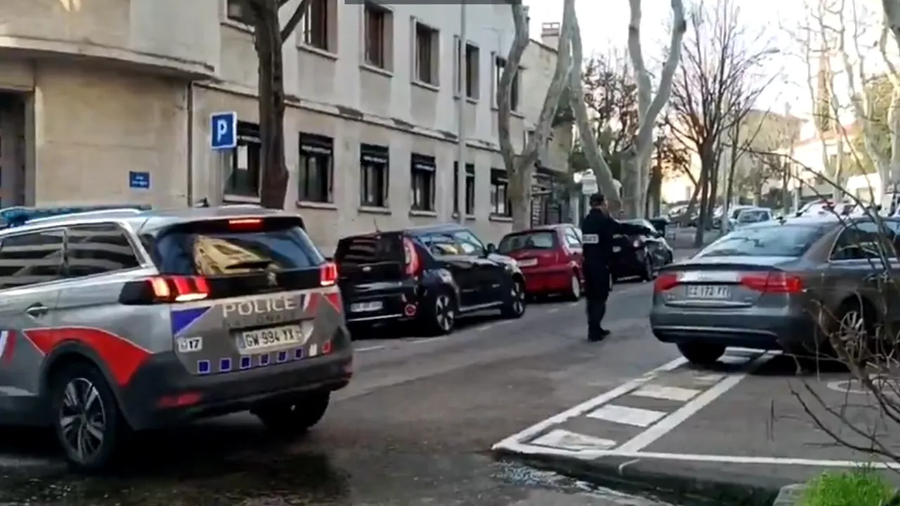 EXPLOZIE lângă consulatul rus din Marsilia. Două sticle incendiare ar fi fost aruncate în grădină. Zaharova: „Toate semnele unui atac terorist”