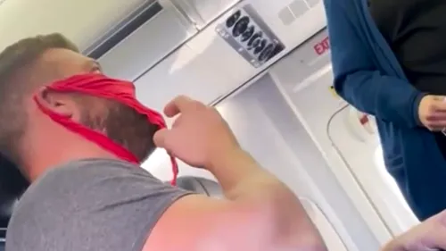 Un bărbat din Florida s-a urcat într-un avion, purtând o lenjerie intimă de damă pe față în loc de mască