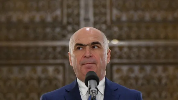 Bolojan și-a făcut bagajele. A mai lăsat doar două obiecte pe biroul de la Palatul Victoria
