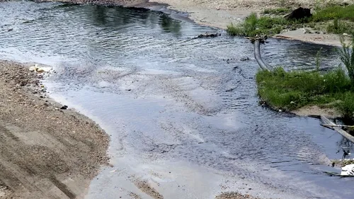 Poluare de proporții în râul Olteț. S-au scurs 50 de tone de țiței, iar pata se întinde pe 15-20 de kilometri