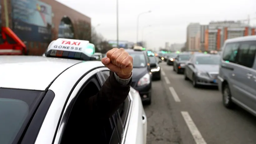 Șoferii de taxi francezi protestează în masă, perturbând activitatea marilor orașe