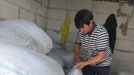 Soluția fabuloasă găsită de un fermier oltean, din cauza costurilor mari la încălzire. A trecut centrala pe… coji de nucă!