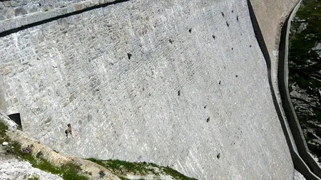 Adolescent găsit în stare gravă, cu hipotermie, după ce a plutit pe lac în derivă peste 14 ore