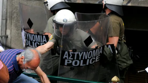 Grecia, zguduită de proteste violente! Ciocniri între manifestanți și polițiști la Atena (VIDEO)
