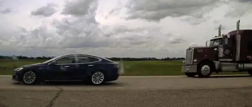 Șofer la volanul unei Tesla, surprins în timp ce doarme la volan, deși merge cu 150 km/h