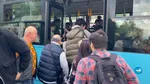 Revoltă într-o stație STB după ce un autobuz a întârziat 40 de minute. Călătorii nu s-au putut urca: „Și mai vreți să scumpiți și călătoria”