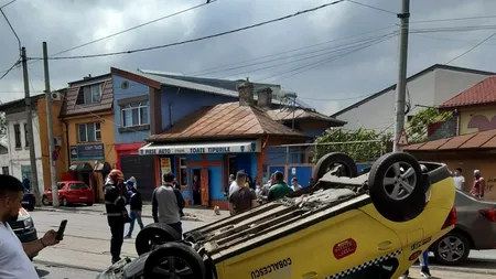 Accident în Capitală. Un taxi s-a răsturnat în cartierul Ferentari din sectorul 5 (FOTO)