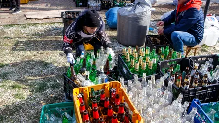 Copilărie distrusă de război. Un băiețel de șapte ani învață să facă cocktailuri Molotov în Ucraina. „Este îngrozitor!”