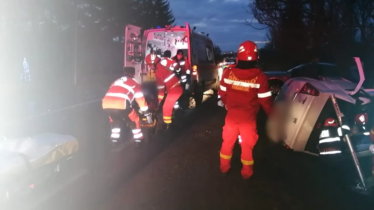 FOTO | Un mort în urma unui accident grav între o ambulanță și o mașină, în Suceava
