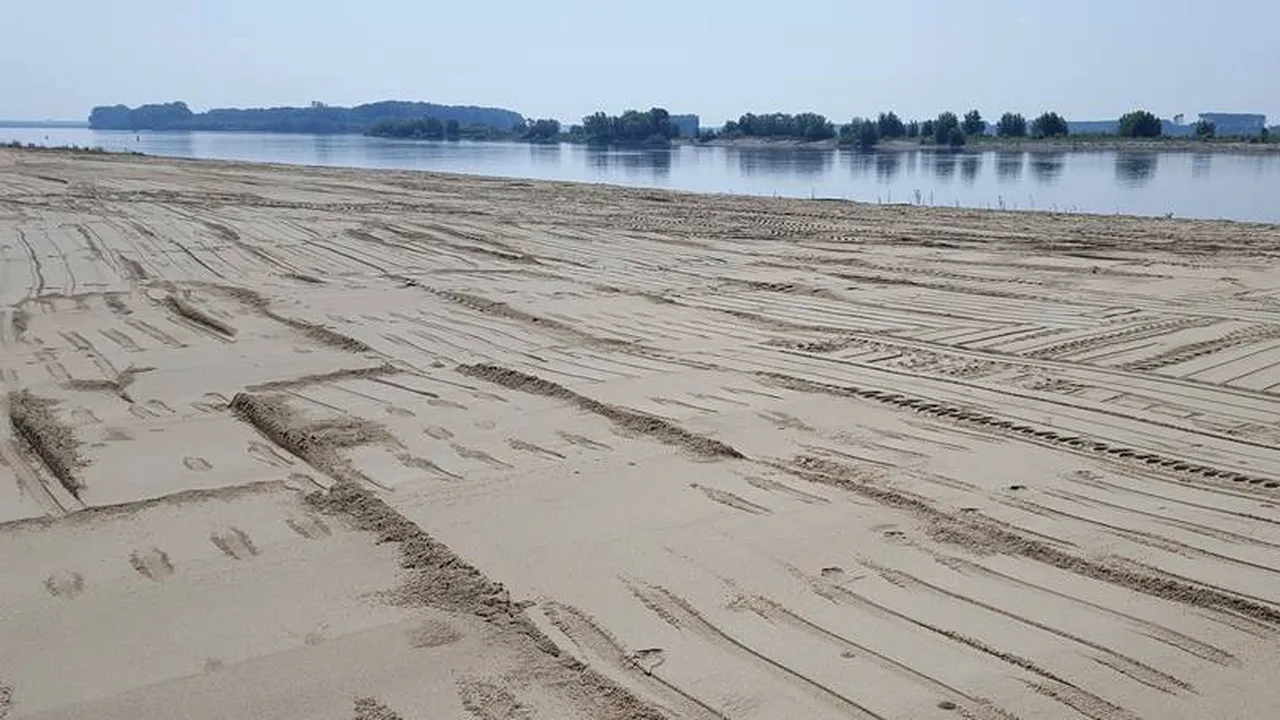 Plajă cu nisip fin pe faleza Dunării din Corabia. Afacerea care rivalizează cu Litoralul 