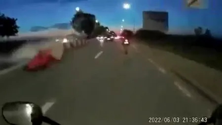 Accident îngrozitor în Ploiești. Un motociclist a fost spulberat de o mașină după ce a intrat pe contrasens | VIDEO