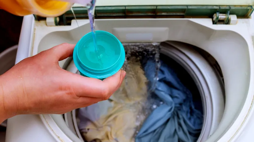 Cât DETERGENT trebuie pus în mașina de spălat. Greșeala care îți distruge hainele