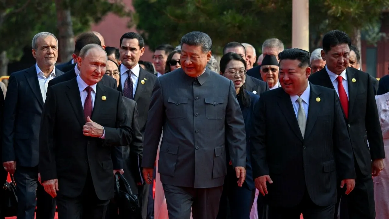 Xi Jinping susține că „renașterea națiunii chineze” este „de neoprit”/ „Omenirea se confruntă din nou cu o alegere între pace sau RĂZBOI”