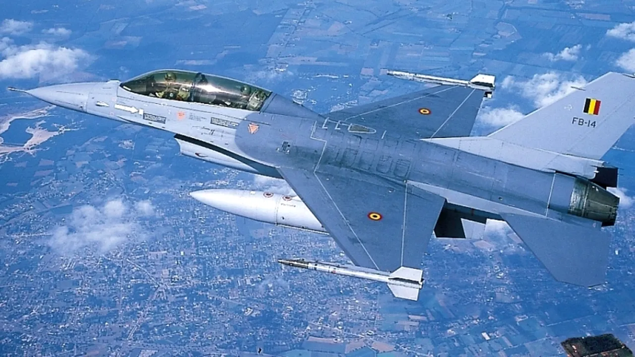 Un F-16 s-a prăbușit în urma coliziunii cu un stol de păsări