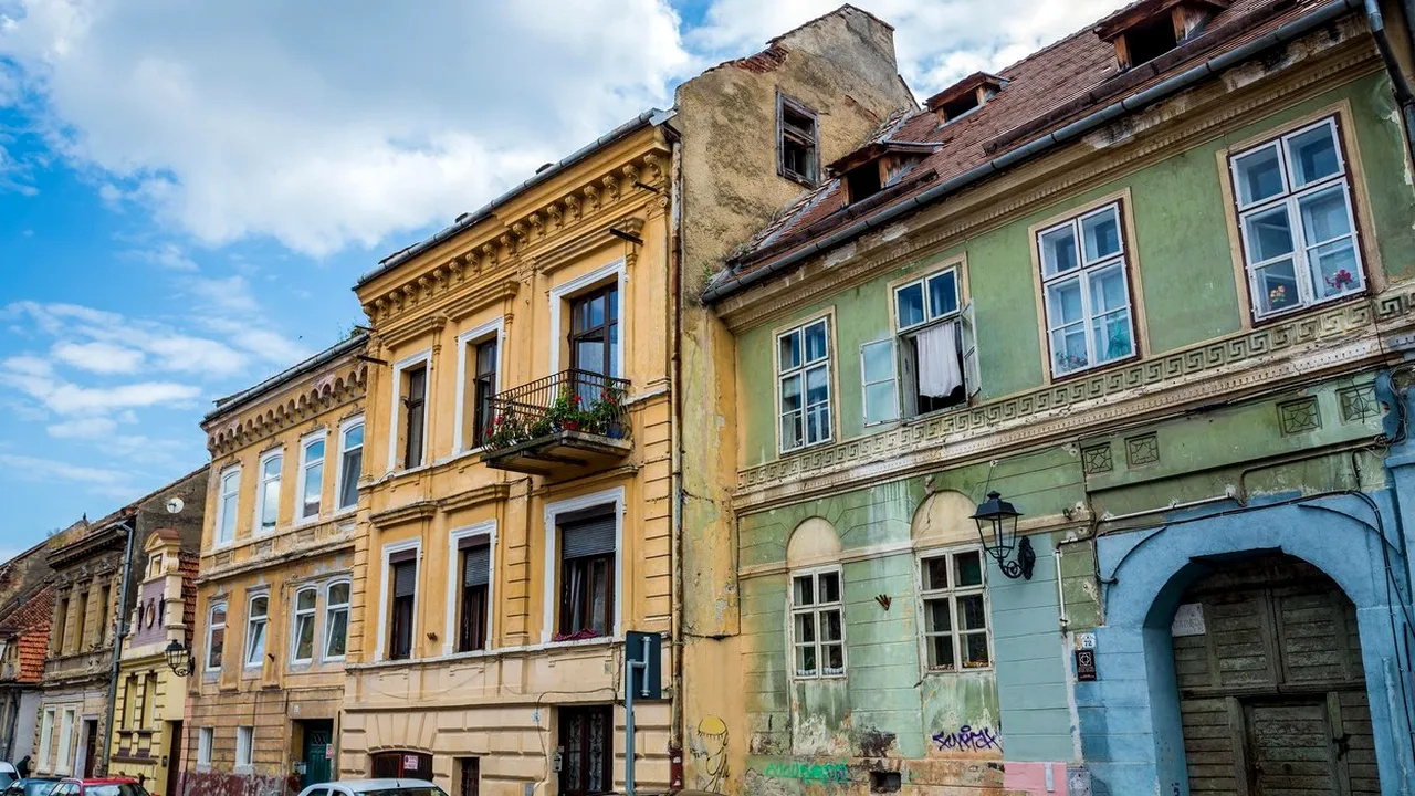 Cresc IMPOZITELE și cu 500% pentru proprietarii neglijenți care au ignorat repetatele somații din partea autorităților. Cine sunt românii vizați?