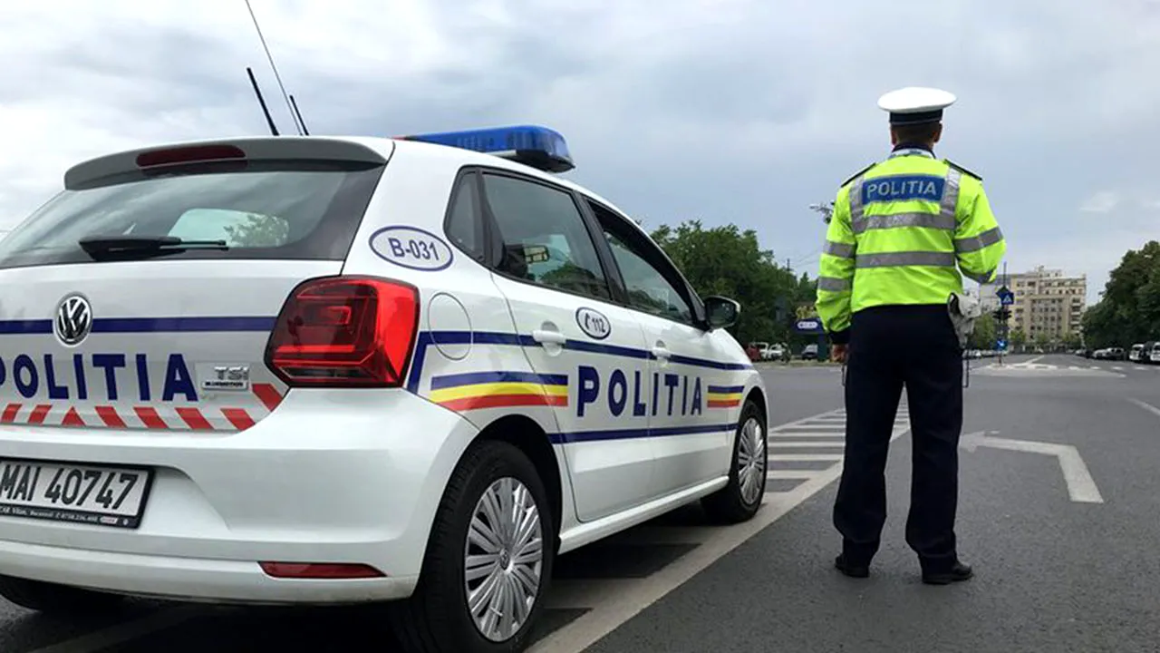 Accident ca-n filme la Brăila. Patru tinere, ieșite să dea o tură prin oraș, au zburat cu mașina peste un giratoriu și au ajuns în curtea unei case