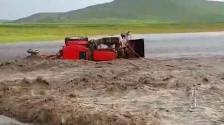 Tractorist luat de viitură în Botoșani, după creșterea nivelului apei pe râul Miletin - VIDEO 