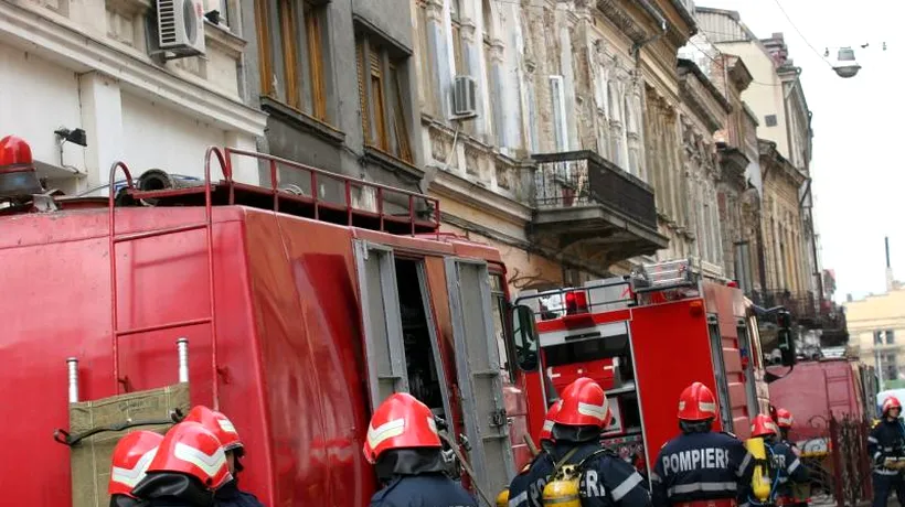 O persoană a fost evacuată pe geam, după ce zidul unei clădiri vechi din Brașov s-a prăbușit