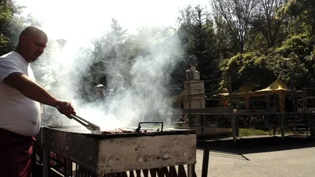 Tinerii pesediști chemați să-l aclame pe candidatul Ponta. Grătarele au învăluit în fum statuia lui Mihai Eminescu. Liderul PSD: 