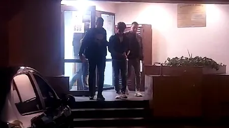 Arestat pentru tentativă de omor. Un tânăr din București a înjunghiat un un bărbat cu o MACETA de jumătate de metru