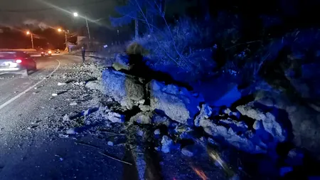 FOTO | Pericol pentru șoferi! O alunecare de teren a blocat circulația pe sensul Târgu Jiu – Râmnicu Vâlcea