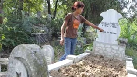 Un fost deputat român, condamnat pentru PROFANARE DE MORMINTE. Cum le-a insuflat cetățenilor credința că cea mai bună metodă de a scăpa de STRIGOI este un țăruș în inimă