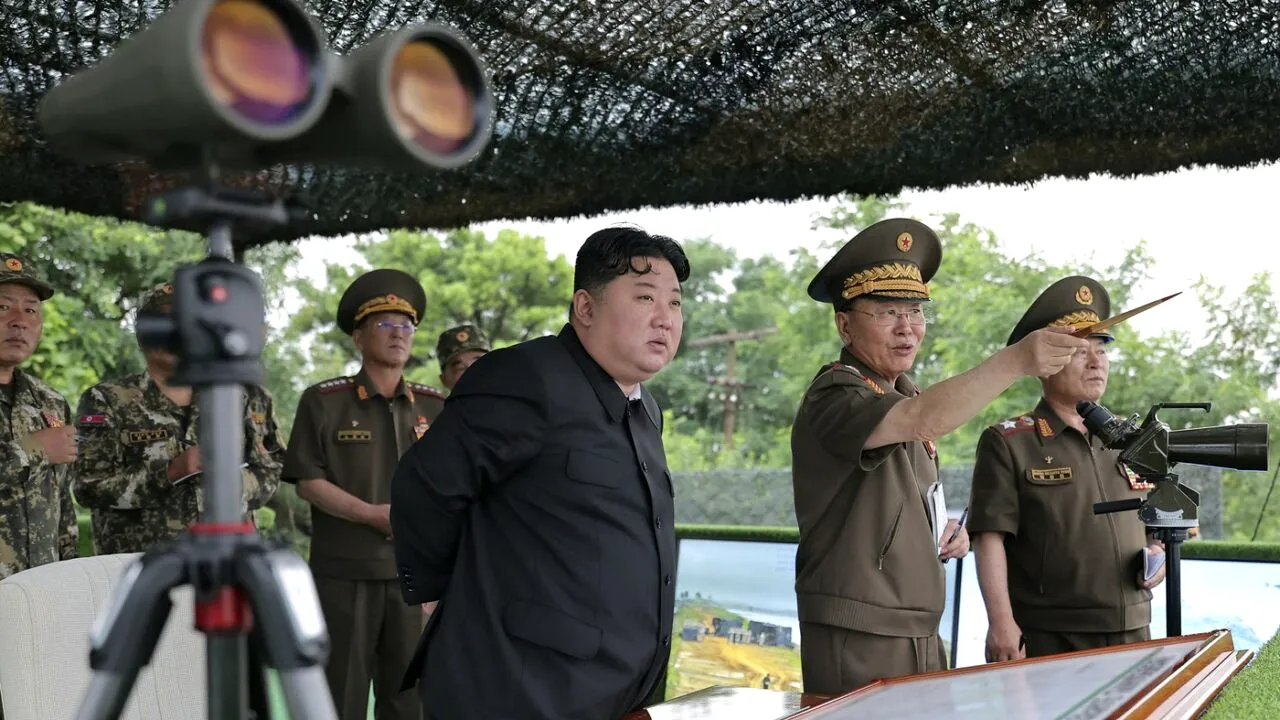 Kim Jong-Un își îndeamnă trupele să se pregătească pentru un „RĂZBOI adevărat”/ Coreea de Nord efectuează exerciții de artilerie