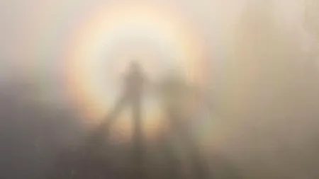 Doi excursioniști au suprins o iluzie optică rară pe un munte