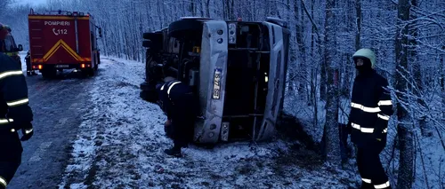 Un microbuz cu 23 de persoane s-a răsturnat din cauza zăpezii FOTO