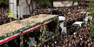 <span style='background-color: #2c4082; color: #fff; ' class='highlight text-uppercase'>VIDEO</span> Mii de oameni participă la funeraliile președintelui Iranului /RUSIA atribuie Statelor Unite responsabilitatea pentru accident