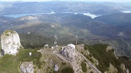 VIDEO | Specialiștii STS au urcat pe jos echipamente de comunicații în Masivul Ceahlău, pentru o nouă stație folosită de salvatori