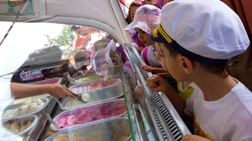 Un copil de 9 ani și-a ușurat părinții de 3.000 de euro ca să-și cumpere dulciuri