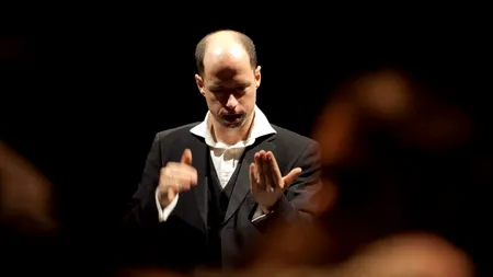 Dirijorul Ralf Sochaczewsky, la pupitrul Orchestrei de Cameră Radio, de Ziua Culturii Naționale