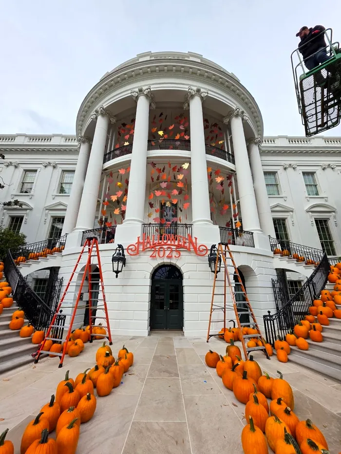 Melania Trump a publicat o postare pe social-media care înfățișează Casa Albă, decorată spectaculos, de Halloween Foto: x.com/FirstLadyOffice/