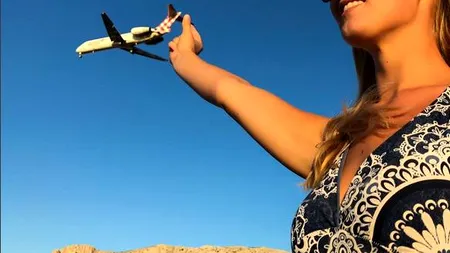 Cum arată cea mai frumoasă femeie pilot din lume. Are doar 24 de ani
