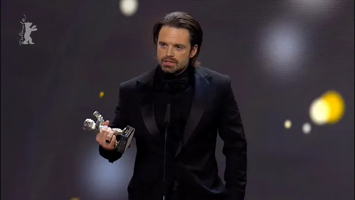 Actorul român Sebastian Stan a primit Ursul de Argint / Sursa foto: Twitter