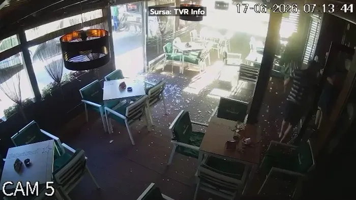 Explozia unui pneu de la o mașină de gunoi a spulberat vitrinele unei pizzerii din Târgu Jiu. O gravidă ieșise din local cu câteva secunde înainte