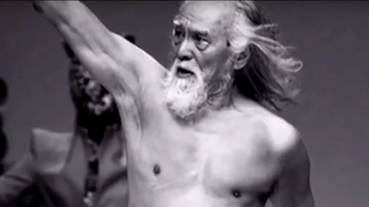 Acest  chinez care defilează la bustul gol pe catwalk este un adevărat fenomen. Acum a fost declarat cel mai sexy bunic