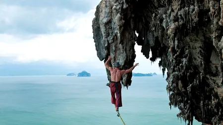 FOTOGRAFIA ZILEI DE LA NATIONAL GEOGRAPHIC: Cascadorie periculoasă, la 91 de metri deasupra apei