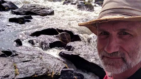 Un bărbat a auzit zgomote ciudate în dreptul ușii de la intrare. Când s-a uitat pe vizor, a avut surpriza vieții lui