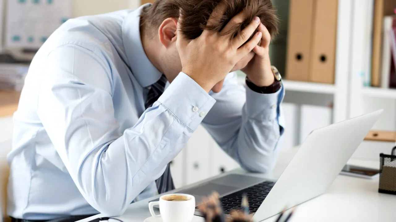 Specialiștii au descoperit o nouă alergie, aceea la muncă. Cum se manifestă și de ce apare