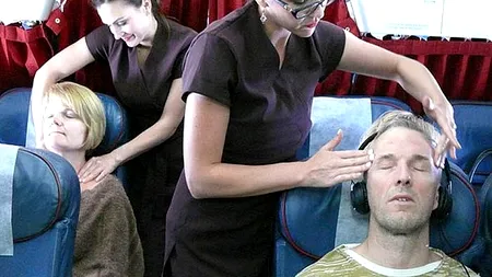 O companie aeriană le oferă masaj gratuit pasagerilor de la clasa economică