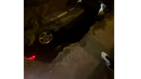 VIDEO - Un șofer teribilist a căzut într-o groapă de pe Șoseaua Pantelimon. A stat câteva zeci de minute cu capul în jos
