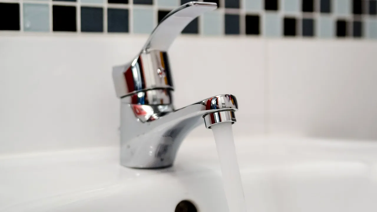 Ploieștenii rămân în continuare fără apă caldă. Compania Veolia nu are intenția de a redeveni furnizor de apă caldă și căldură pentru Municipiul Ploiești