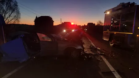 FOTO | Ultimul drum: Un tânăr a murit și altul a ajuns la spital, după ce au intrat cu mașina într-un tractor