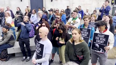 VIDEO | Omagiu adus cântăreței irlandeze Sinead O'Connor la Dublin. Fanii au cântat „Nothing Compares 2 U” în memoria regretatei artiste