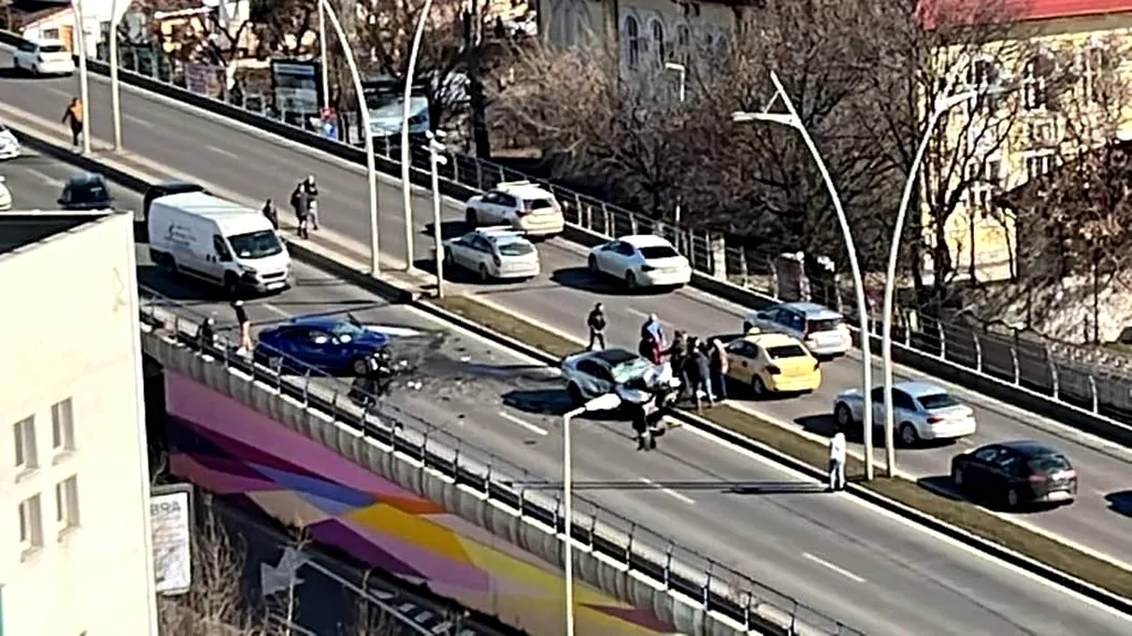 FOTO | Accident grav în București, pe Podul Basarab. Două persoane au fost rănite